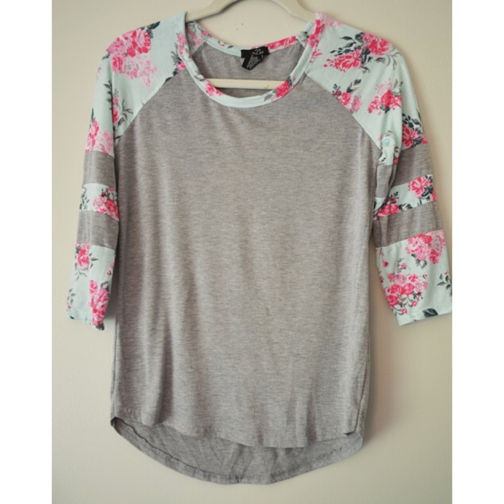 Floral print sleeves grey t-shirt. Sz M
